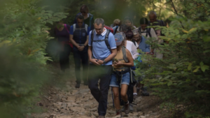 Telle est la question que pose le Père Jean-Luc aux personnes, chrétiennes comme athées, qui viennent jeûner avec lui. Tout au long de cette semaine sans nourriture, les 20 jeuneurs vont évoluer au grès de leurs confessions et de leurs expériences, se glissant lentement dans cet état particulier, à la fois joyeux et recueilli que provoque le jeûne.